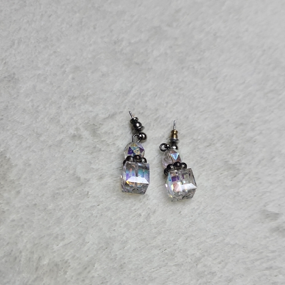 Jewlry | Crystal Necklace with Iridescent Pendant |J2 - Picture 5 of 8